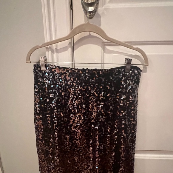 Tahari Black & silver sequin skirt, Size 12 but runs small - Picture 2 of 6